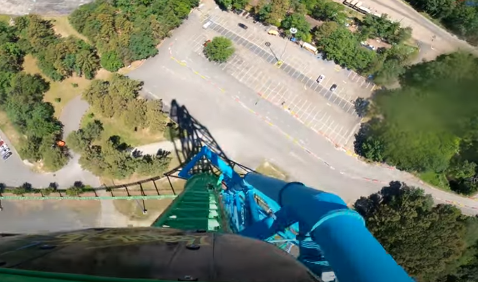 Inaugurada em 21/5/2005, atrai quem curte aventura com elavada dose de adrenalina. A Kingda Ka tem incríveis 139 metros (a altura de um prédio de 40 andares), sendo a maior do mundo. E alcança uma velocidade de até 206 km/h. 