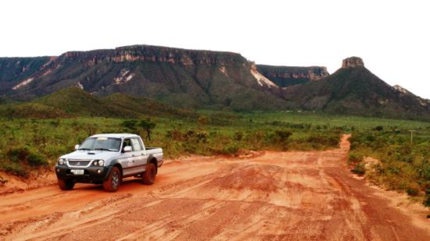 Para visitar o Jalapão é necessário utilizar veículos com tração nas quatro rodas, pois as estradas não são pavimentadas e sim de terra fofa. 