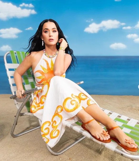 Katheryn Elizabeth Hudson, mais conhecida como Katy Perry, nasceu em Santa Bárbara, Califórnia, em 25 de outubro de 1984. Ela é uma das artistas pop mais influentes do mundo, conhecida por seu estilo extravagante, performances enérgicas e uma série de hits.
