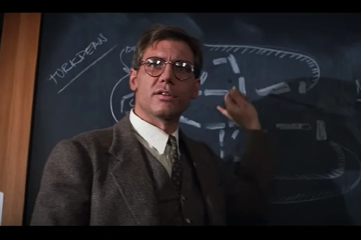 Talvez alguns não se lembrem, mas o eterno Indiana Jones é um professor de Arqueologia que nas horas vagas se torna o caçador de tesouros mais famoso da história do cinema. Desde 1981, foram 4 filmes da saga. O quinto será lançado em junho de 2023. 