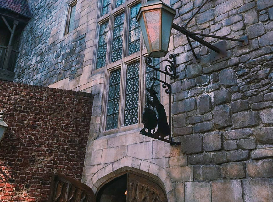 Caldeirão Furado - O restaurante é a porta de entrada para o beco. 