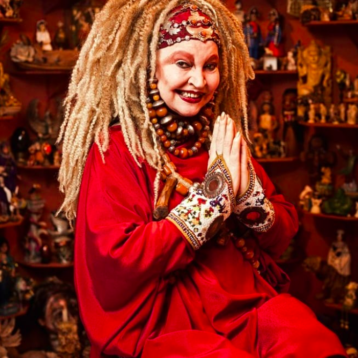 Elke Maravilha - Conhecida pelo seu estilo excêntrico, Elke ficou famosa no Brasil como jurada de programas de auditório. Filha de um russo e de uma alemã, Elke nasceu na cidade de Leutkirch im Allgäu, que fica na Alemanha. Ela morreu em 2016.