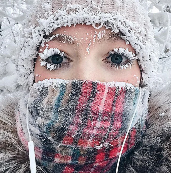 Para suportar viver num ambiente tão gélido, as pessoas precisam se cobrir totalmente para que partes do corpo não congelem. Até mesmo cabelos e cílios podem virar gelo.  E as crianças só vão à escola se a temperatura estiver até -46,7°C. Mais frio que isso, as escolas fecham.