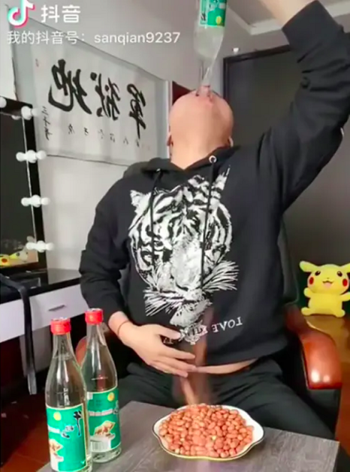 O desafio conhecido como PK se espalhou pela plataforma Douyin — a versão chinesa do TikTok —e vários streamers chineses, incluindo Sanqiange, aderiram a essa prática.