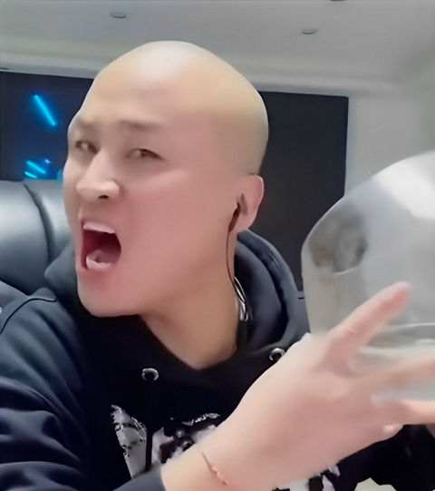 O influenciador de 34 anos participava de um desafio na versão chinesa da plataforma TikTok, na qual indivíduos eram incentivados a beber uma grande quantidade de bebida alcoólica em um curto período de tempo. 