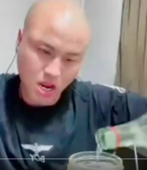 Desacordado, Sanqiange foi encontrado por um amigo algumas horas depois do término da transmissão ao vivo. 