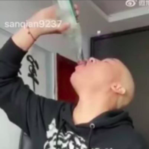 De acordo com amigos e familiares, o influenciador consumiu pelo menos quatro garrafas de Baijiu!