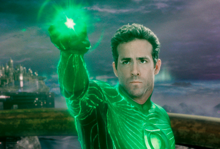 Ryan Reynolds já revelou que nunca conseguiu assistir ao filme Lanterna Verde” (2011) até o fim. Quando estrelou “Deadpool”, anos mais tarde, ele deu um jeito de zombar do próprio papel.

