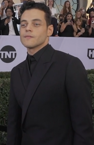 Rami Malek (12/05/1981) ganhou fama com a série Mr. Robot (2015-2019) e conquistou o Oscar de Melhor Ator por sua performance como Freddie Mercury em Bohemian Rhapsody (2018). Com um estilo único, também brilhou em Assassin’s Creed (2016) e Sem Tempo para Morrer (2021), interpretando um vilão no filme da série James Bond.