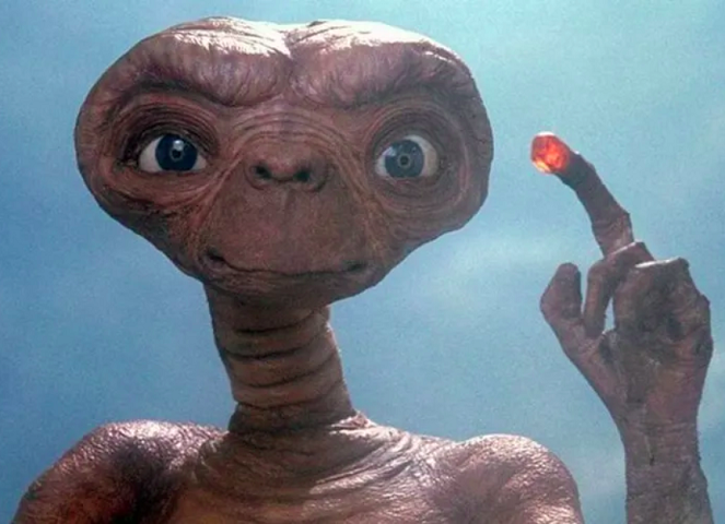 Porém, com a detecção de uma grande quantidade desse material nas extremidades da galáxia, astrônomos da Universidade do Arizona, nos EUA, sugerem que a possibilidade de vida alienígena pode ser bem maior do que se pensava...