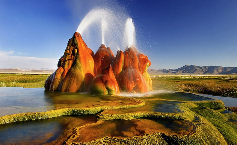 Fly Geyser - Fonte termal que lança no ar jatos de água ou vapor em intervalos regulares e possui uma coloração vibrante, resultado do resfriamento do magma. 