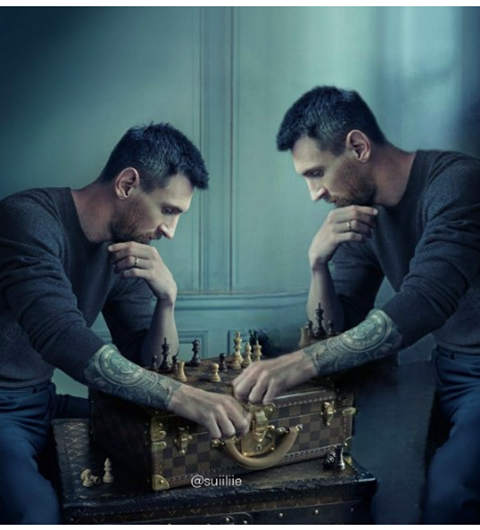 A rivalidade entre Lionel Messi e Cristiano Ronaldo foi retratada com uma foto marcante, da grife Louis Vuitton, no início da Copa do Mundo de 2022. Nela, os astros aparecem jogando xadrez.