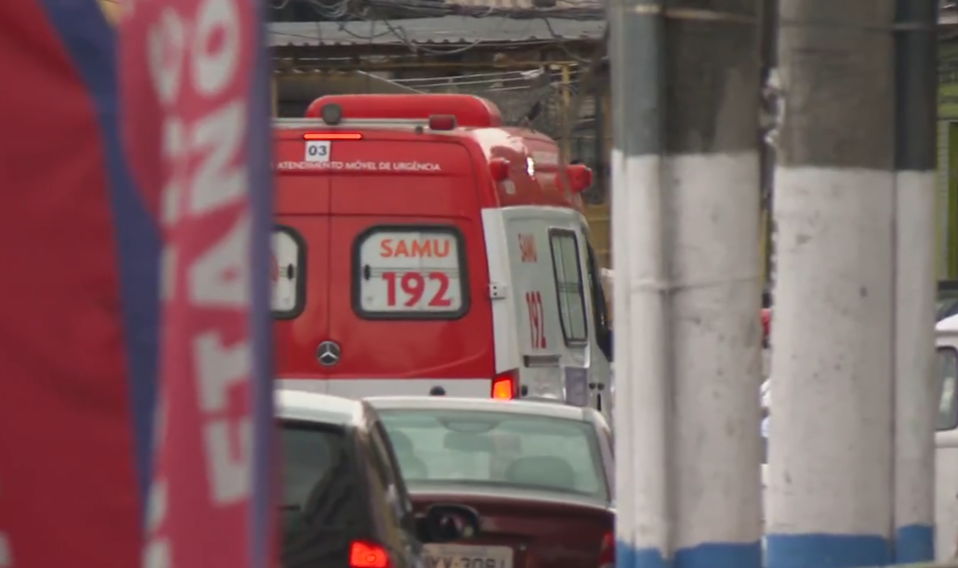 Até ambulâncias estão sujeitas ao aval de criminosos para prestar socorro. Já houve casos de morte em comunidades por causa da demora na negociação para o acesso. 