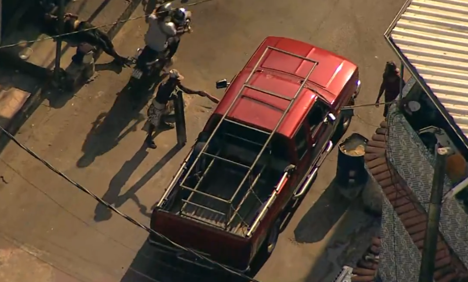 Em alguns pontos, bandidos também aproveitam para cobrar 'pedágio' para a passagem de moradores diante de barricadas mais simples. Se pagarem, ele remove o obstáculo para liberar a passagem.  