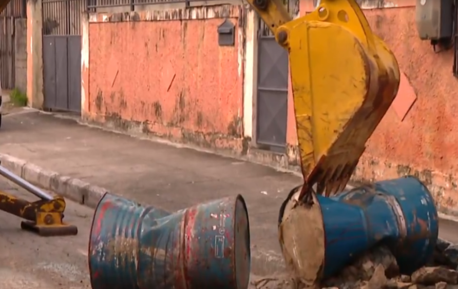 E as barricadas já não se limitam mais à parte de baixo dos morros. Elas se espalham ao longo de ruas, chegando, em alguns bairros, até as ruas principais, desvalorizando os imóveis. 