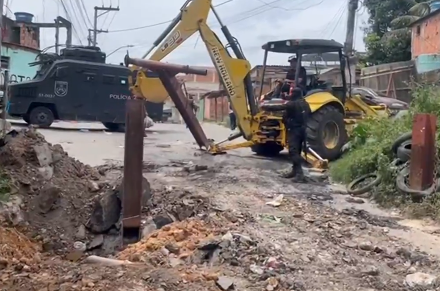 Mas há casos em que, segundo a polícia, são 'obras de engenharia', muito difíceis de remover.  