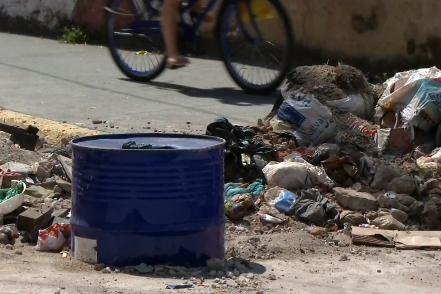 Os bandidos usam de tudo: ferro, lixo latões, entulho, móveis velhos, pneus ou mesmo ônibus.