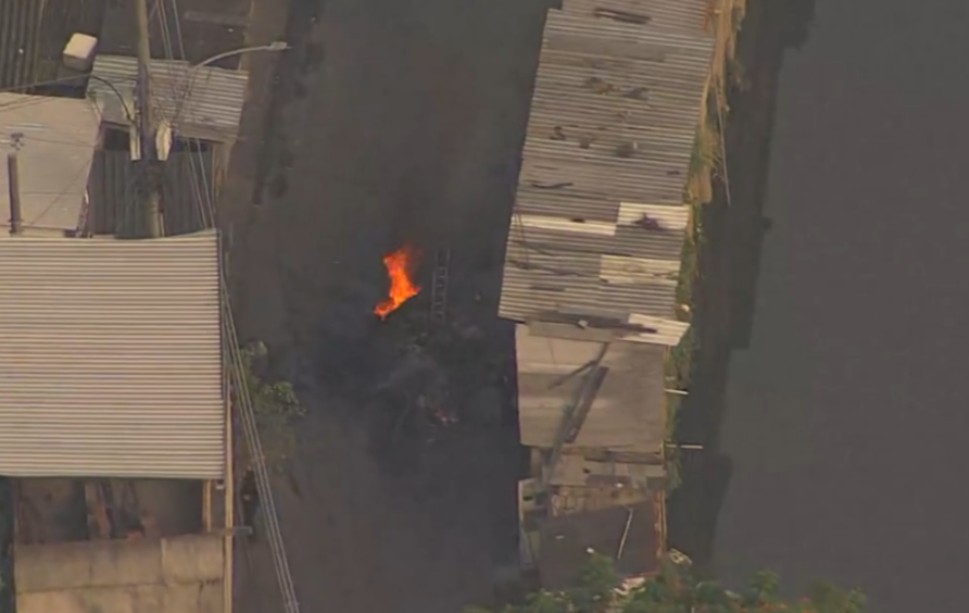 E os pneus são colocados para que, em caso de necessidade, os bandidos ponham fogo na barricada.  Essa prática tem sido comum nas comunidades.