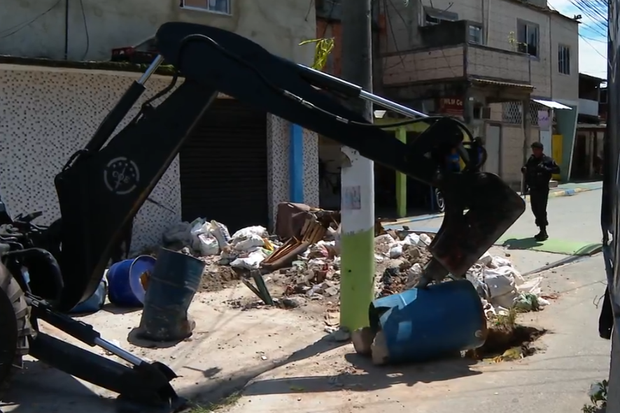 Nos últimos anos, milhares de denúncias têm sido feitas sobre barricadas construídas nos acessos a comunidades, impedindo o ir e vir das pessoas sem autorização de bandidos. 