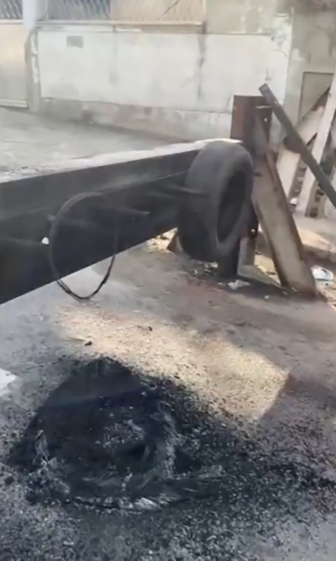 Os bandidos usam vigas de aço chumbadas no concreto, com profundidade de até 1,5 metro, dificultando muito a retirada por parte dos policiais. 