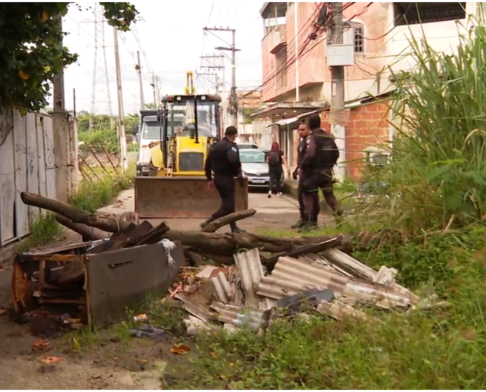 Em São Gonçalo, há barricadas até no Centro. Esta ficava a 1 km de distância da Prefeitura Municipal. 