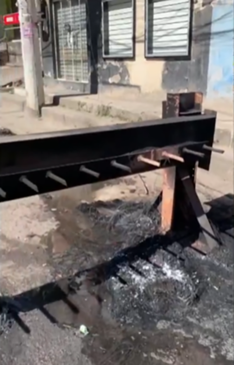 Os obstáculos têm materiais pontiagudos para evitar que veículos tentem empurrar. 