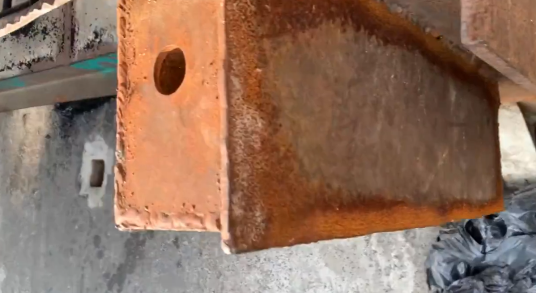 Essas barricadas mais 'sofisticadas' têm até fechadura que a polícia precisa abrir usando uma ferramenta específica para destravar uma garra. 