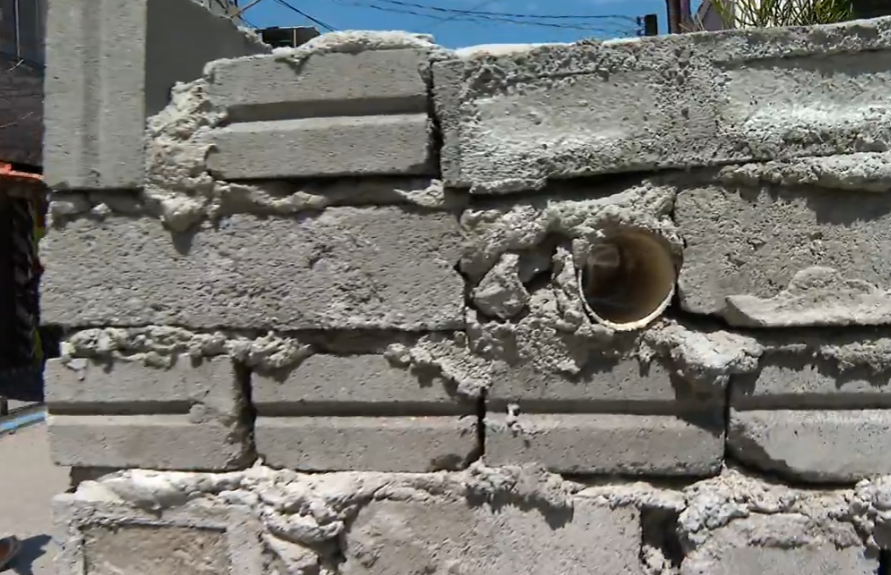 No Jardim América, no subúrbio do Rio, barricadas feitas de concreto têm até um buraco para que o bandido coloque o fuzil para tirar em policiais. 
