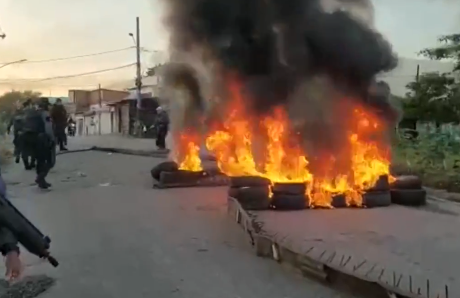 Vale ressaltar que, ao ficarem parados retirando barricadas, os policiais se expõem a risco e já houve ataques de bandidos que se aproveitaram dessa situação. 