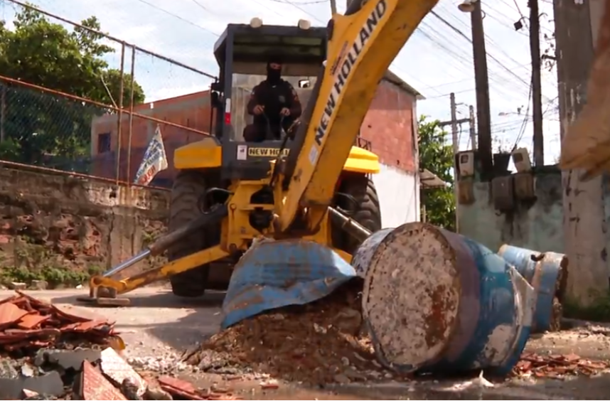 Há policiais que passam boa parte do tempo de serviço em retroescavadeiras removendo barricadas - algo que eles dizem que nunca esperaram ter que fazer. 