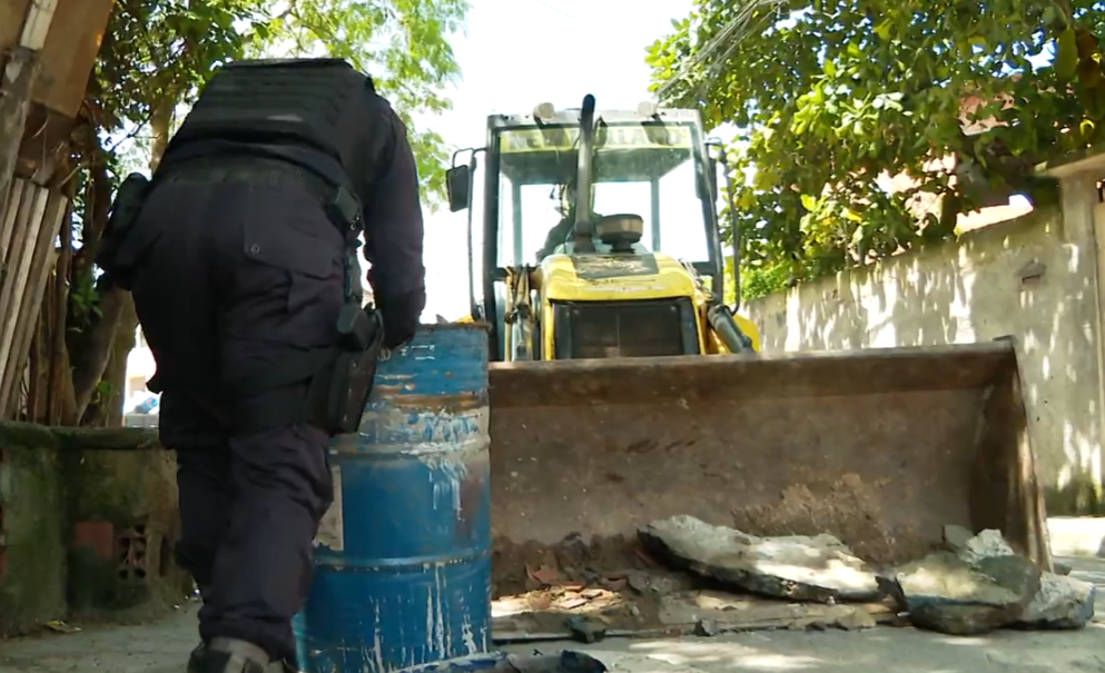 A Polícia Militar tem atuado cada vez mais nesse 'serviço extra', que tira o foco do patrulhamento tradicional e do combate aos criminosos para que o tempo seja usado na remoção de obstáculos. 