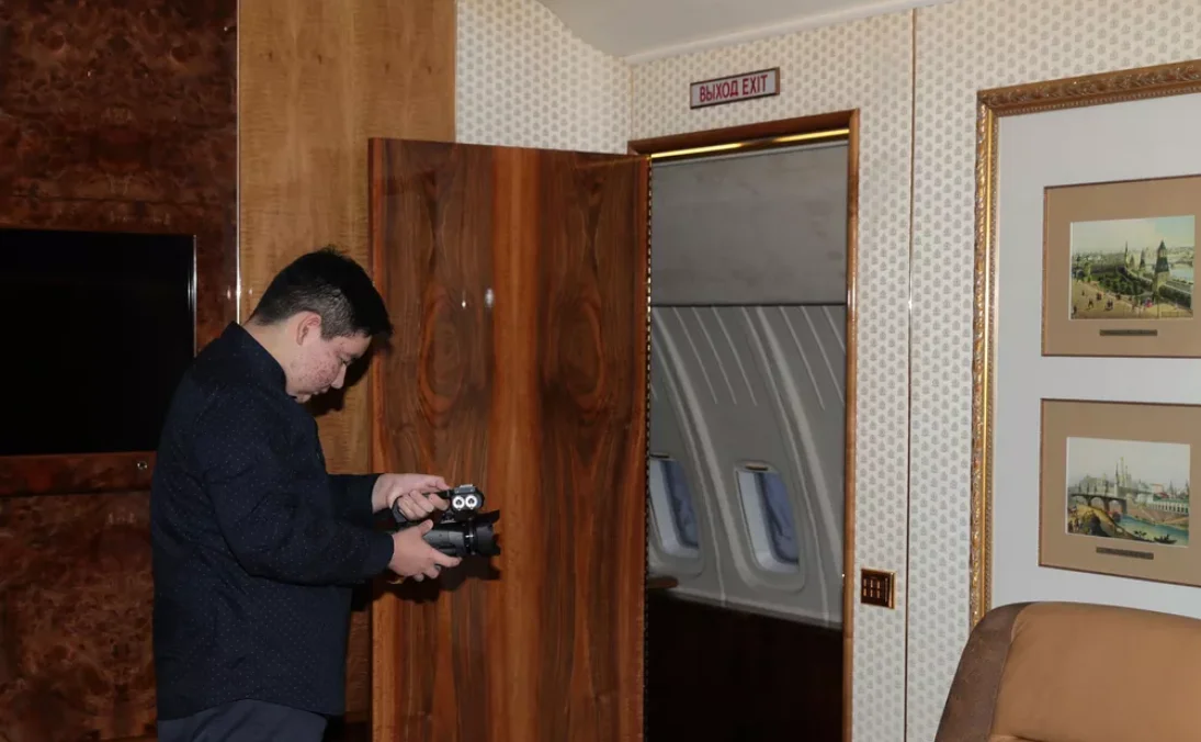 A decoração neoclássica tem tons claros, com destaque para as três cores da Rússia, e também há painéis bordados por artesãos, com referências à história da Rússia. 