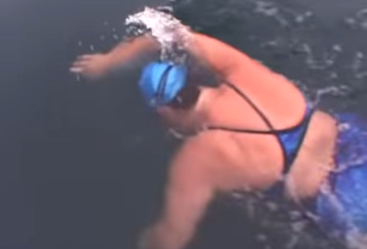 Depois de mais de 2 horas, Cox alcançou a Grande Diomedes, sendo recebida pelos líderes da época, Ronald Reagan e Mikhail Gorbachev.