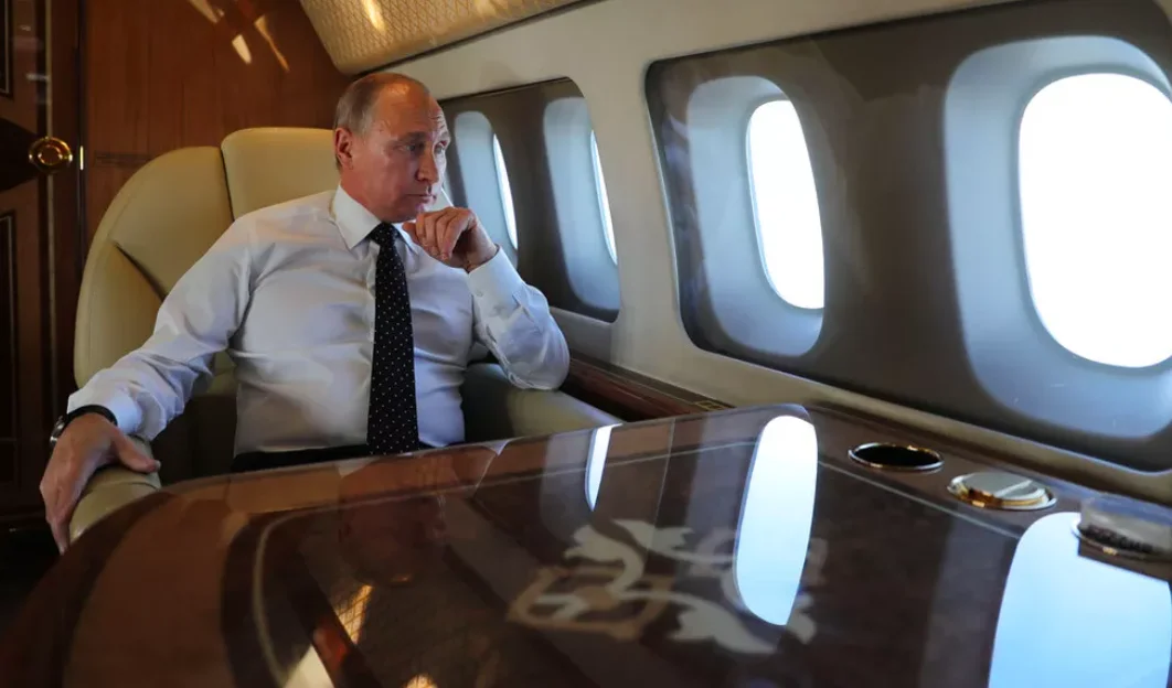 O interior do avião tem decoração em ouro e pedras preciosas. 