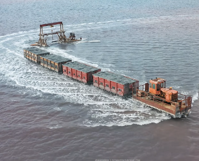 Durante os demais meses do ano, o lago Burlinskoe retorna à sua aparência comum, com tonalidades que variam do azul ao cinza, dependendo da incidência solar.