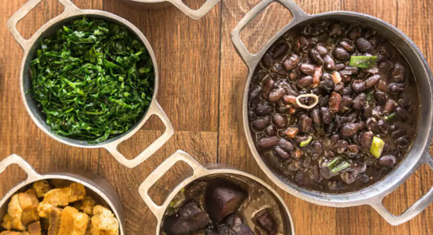 Feijoada e couve- Uma feijoada pode incluir diversos salgados. Geralmente, lombo, carne seca, paio e pé de porco.