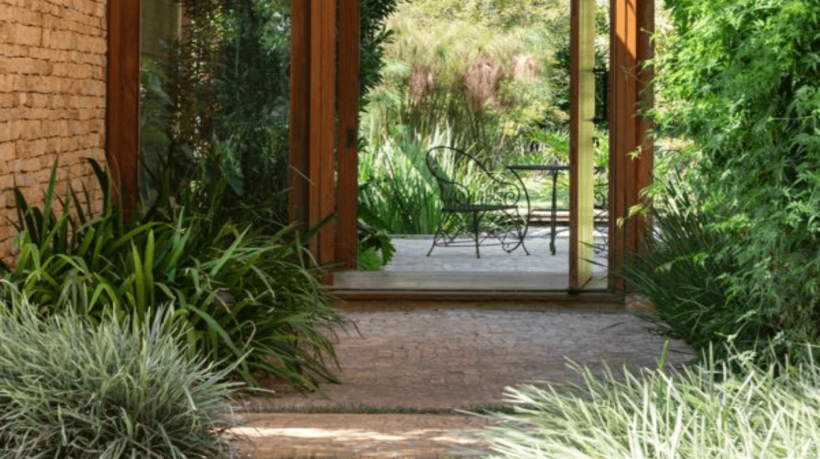 Conhecer o ciclo das plantas e como elas reagem ao inverno garante bons resultados no paisagismo (Projeto de arquitetura: Gilda Meirelles | Paisagismo: Catê Poli | Foto: Evelyn Muller) 