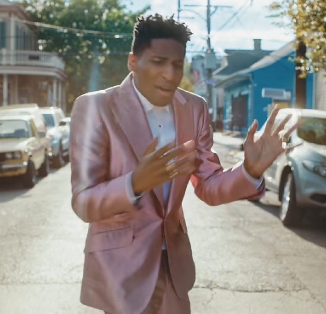 O artista é conhecido por suas performances energéticas e cativantes, que misturam elementos do jazz, do R&B, do pop e até do funk.