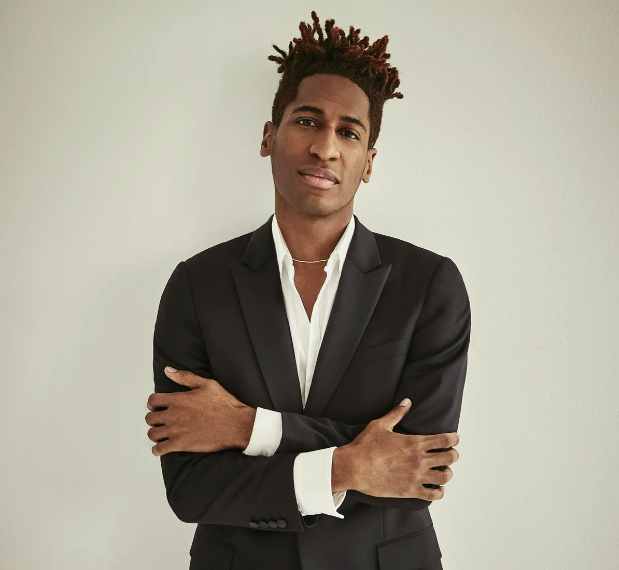 Jon Batiste é um cantor, compositor e pianista norte-americano que vem ganhando cada vez mais destaque na cena musical mundial. 