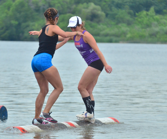 Rolagem de troncos - Dois competidores ficam sobre um tronco flutuante e tentam fazer com que o rival caia na água. Eles podem chutar o tronco ou tentar mudar de direção, mas não podem tocar ou cruzar a linha central. 
