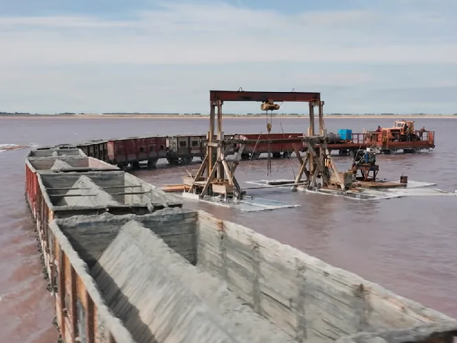 Esse método de transporte, que remonta ao século XVIII, agita os sedimentos presentes no fundo e, em seguida, coleta-os em vagões equipados com caçambas. 