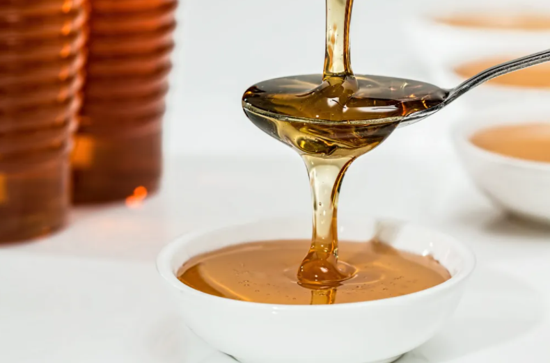 1 colher de sopa de mel tem 18 calorias, 5g de carboidratos, 0,6 mg de cálcio, 0,3 mg de magnésio, 6 mg de potássio, 0,4 mg de sódio, 1,86g de glicose  e 2,28g de frutose. 