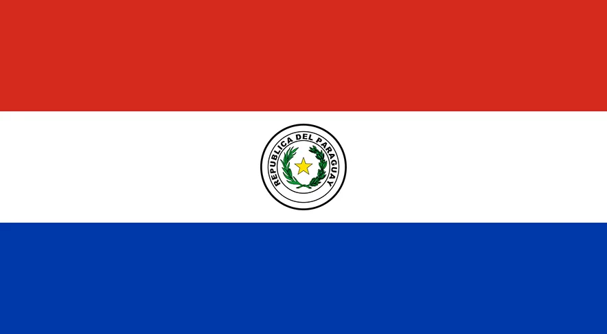 A bandeira do Paraguai tem dupla face. Na frente, há o brasão do país. E está escrito Republica del Paraguay. 