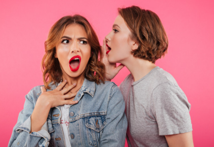 Aquela mulher é uma DIVA: Departamento de Invasão da Vida Alheia.