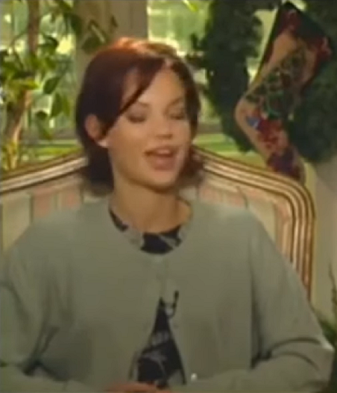 Na trama do filme, Dunst deu vida a uma vampira mais velha presa no corpo de uma criança. Na entrevista, Dunst estava com  a atriz Samantha Mathis, sua colega de elenco em “Adoráveis Mulheres” (1994).