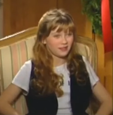 Quer saber? Eu amo o Brad Pitt, ele é muito legal. Só acho constrangedor. Eu tenho 12 anos e ele 31. Ele é um homem, por que eu ia gostar de beijá-lo?, explicou.