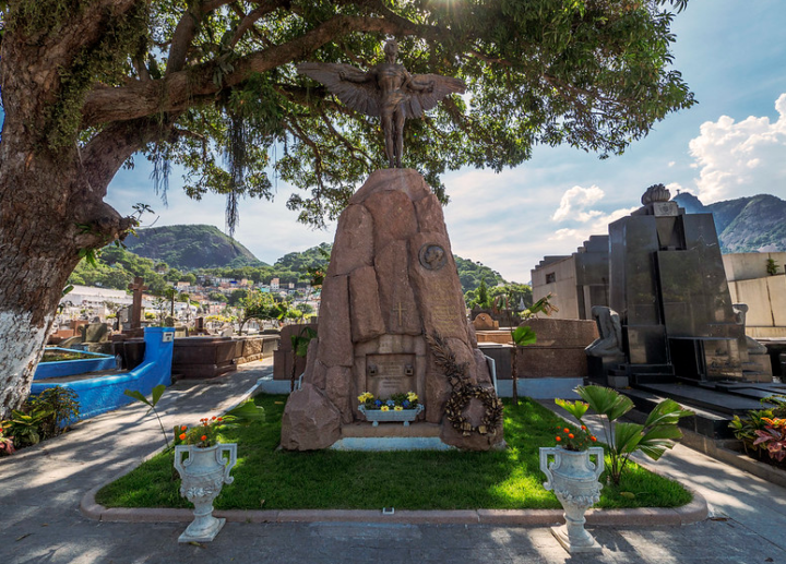 Em 1920, Santos Dumont mandou construir um mausoléu para sua família no Cemitério São João Batista, no Rio de Janeiro. 