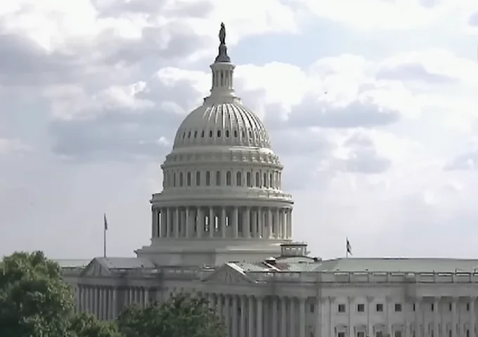 Embora não sejam frequentes, houve registros de incidentes anteriores em que pilotos não responderam às solicitações do NORAD.