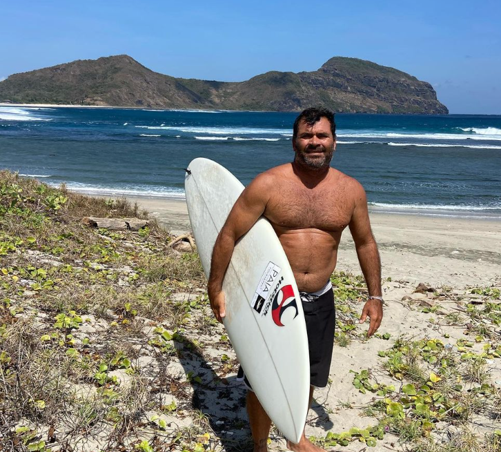 A morte do surfista baiano Márcio Freire em Nazaré, em 5/1/2023, reforçou que essa praia ameaça até esportistas experientes. Aos 47 anos, acostumado a ondas grandes, o brasileiro morreu ao encarar um paredão de 15 metros em sua estreia na Praia de Nazaré. 