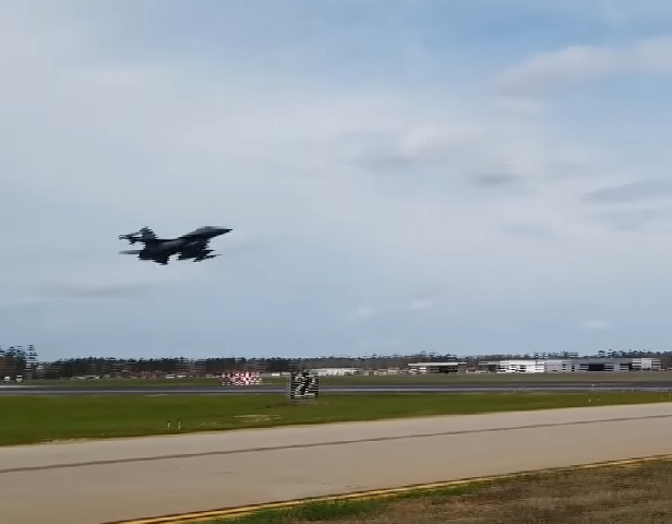 De acordo com a Força Aérea norte-americana, o avião violou o espaço aéreo dos EUA e o piloto não respondeu aos chamados que os militares fizeram via rádio.